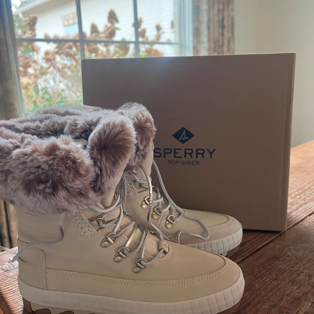 Women's Sperry Torrent Winter Lace Up Boot size 9